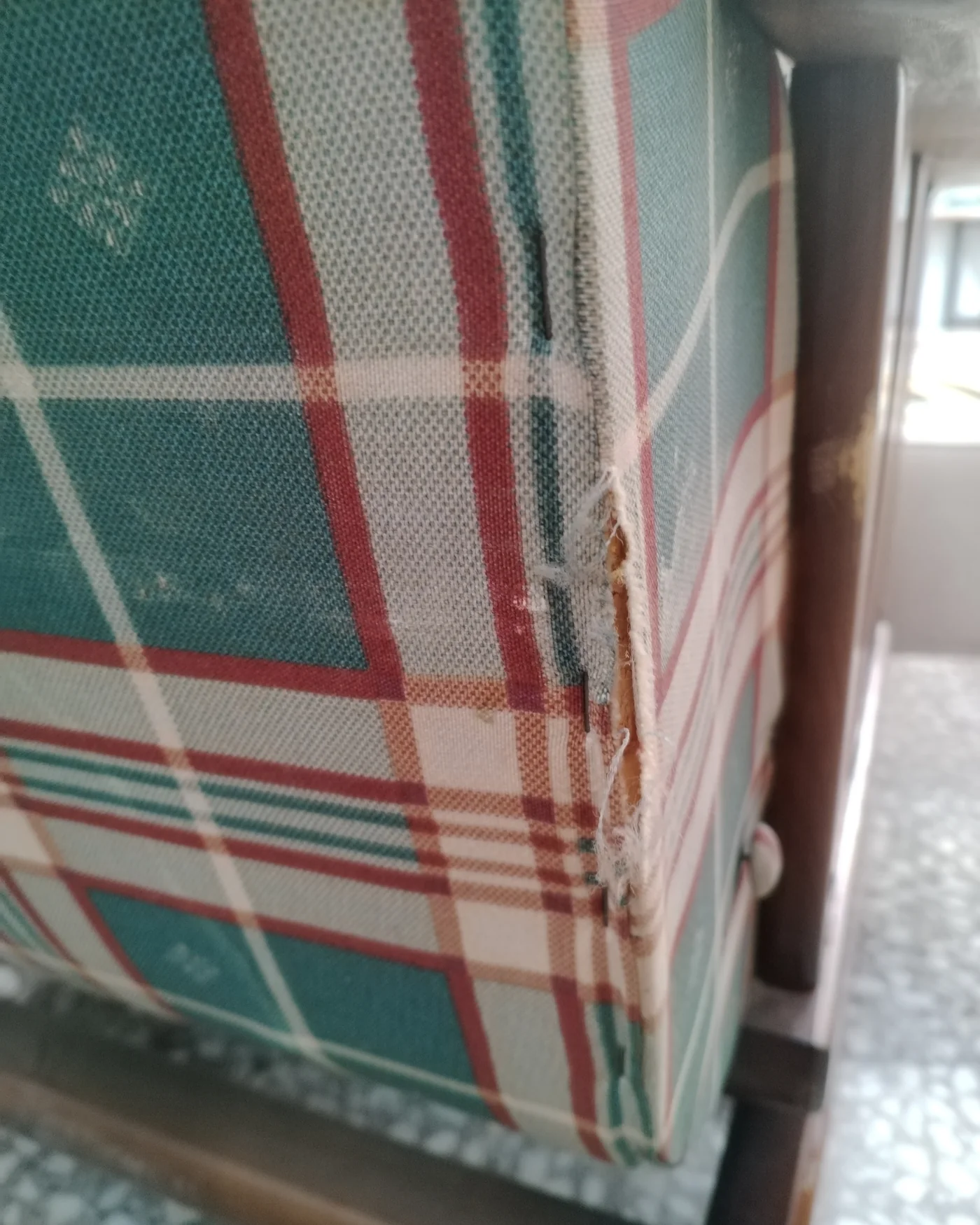 Mecedora de madera y tela con estampado a cuadros - imagen 6