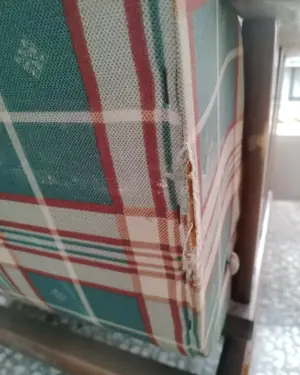 Mecedora de madera y tela con estampado a cuadros - miniatura 6