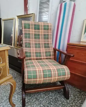Mecedora de madera y tela con estampado a cuadros - miniatura 1