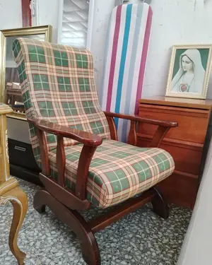 Mecedora de madera y tela con estampado a cuadros - miniatura 2