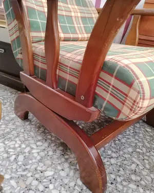 Mecedora de madera y tela con estampado a cuadros - miniatura 3