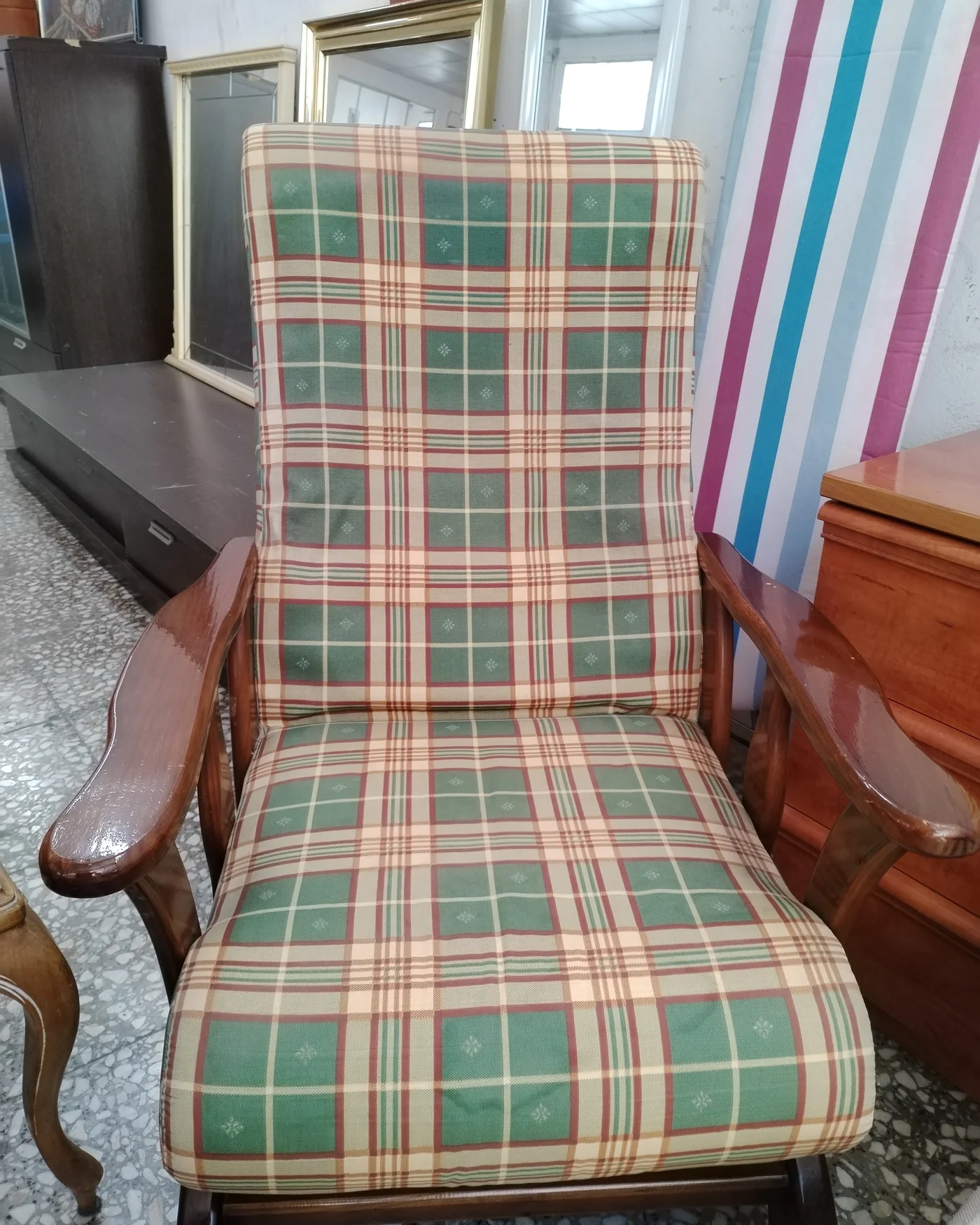 Mecedora de madera y tela con estampado a cuadros - imagen 4