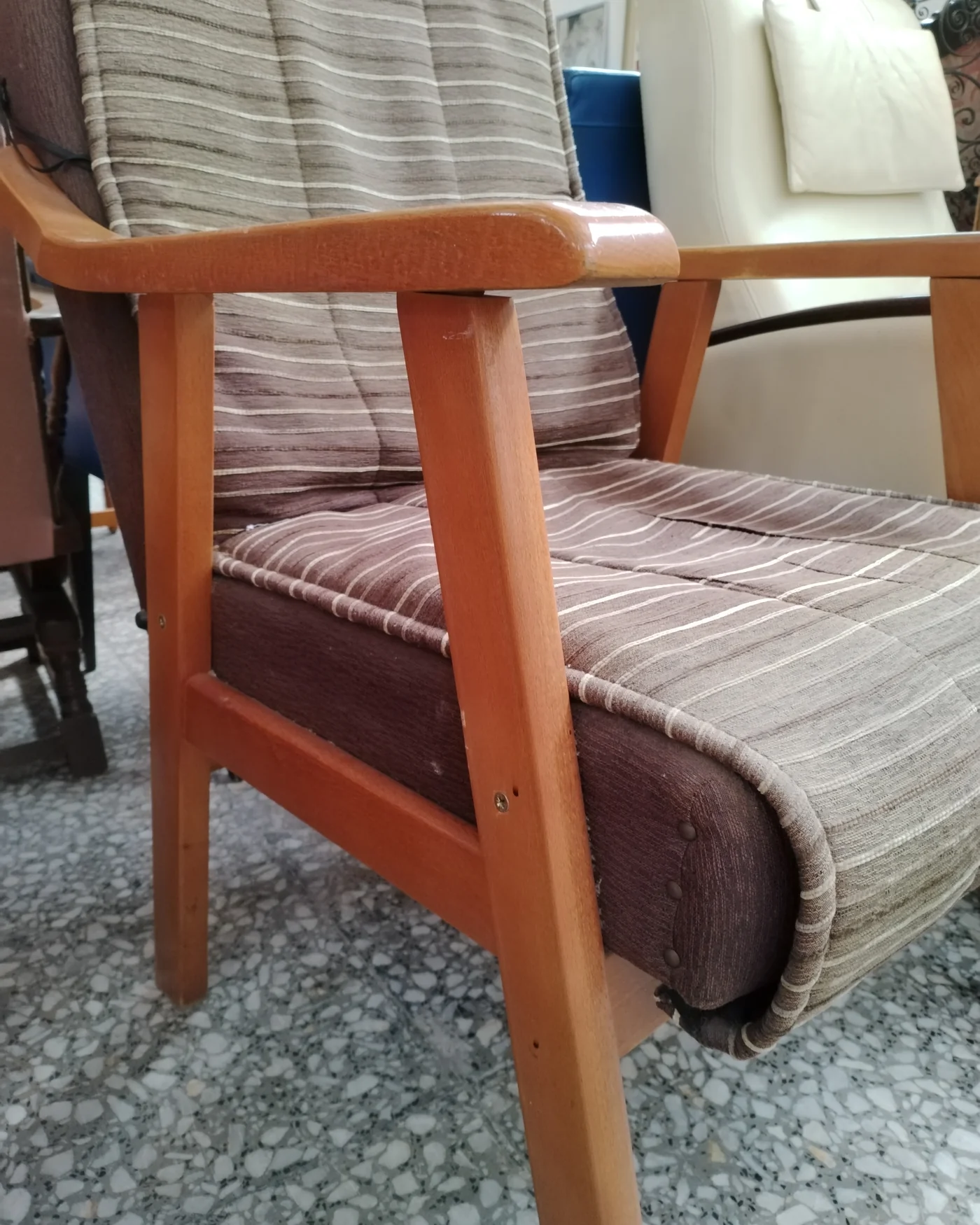 Butaca de madera y tela - imagen 3