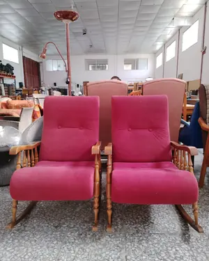 Pareja de mecedoras de madera con tapizado rosa - miniatura 1