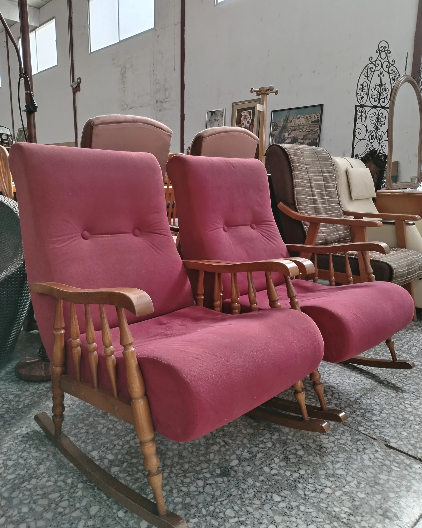 Pareja de mecedoras de madera con tapizado rosa - imagen 2