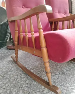 Pareja de mecedoras de madera con tapizado rosa - miniatura 3