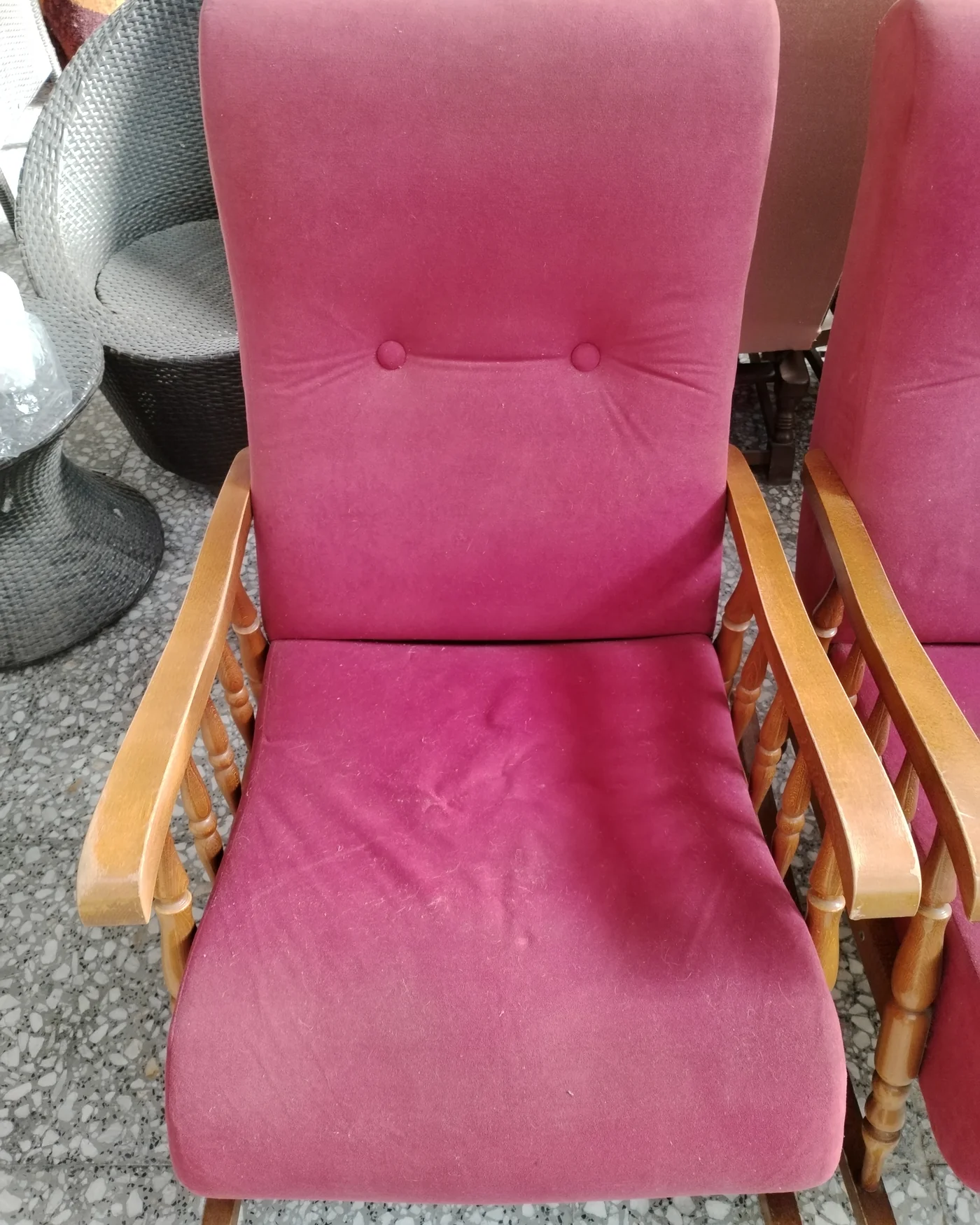 Pareja de mecedoras de madera con tapizado rosa - imagen 4