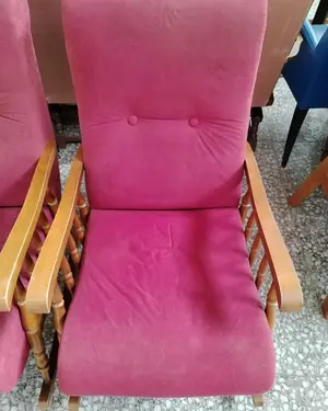 Pareja de mecedoras de madera con tapizado rosa - miniatura 5