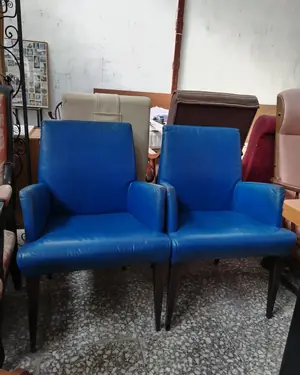 Par de butacas acolchadas en piel azul con patas de madera - miniatura 1