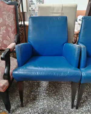 Par de butacas acolchadas en piel azul con patas de madera - miniatura 2