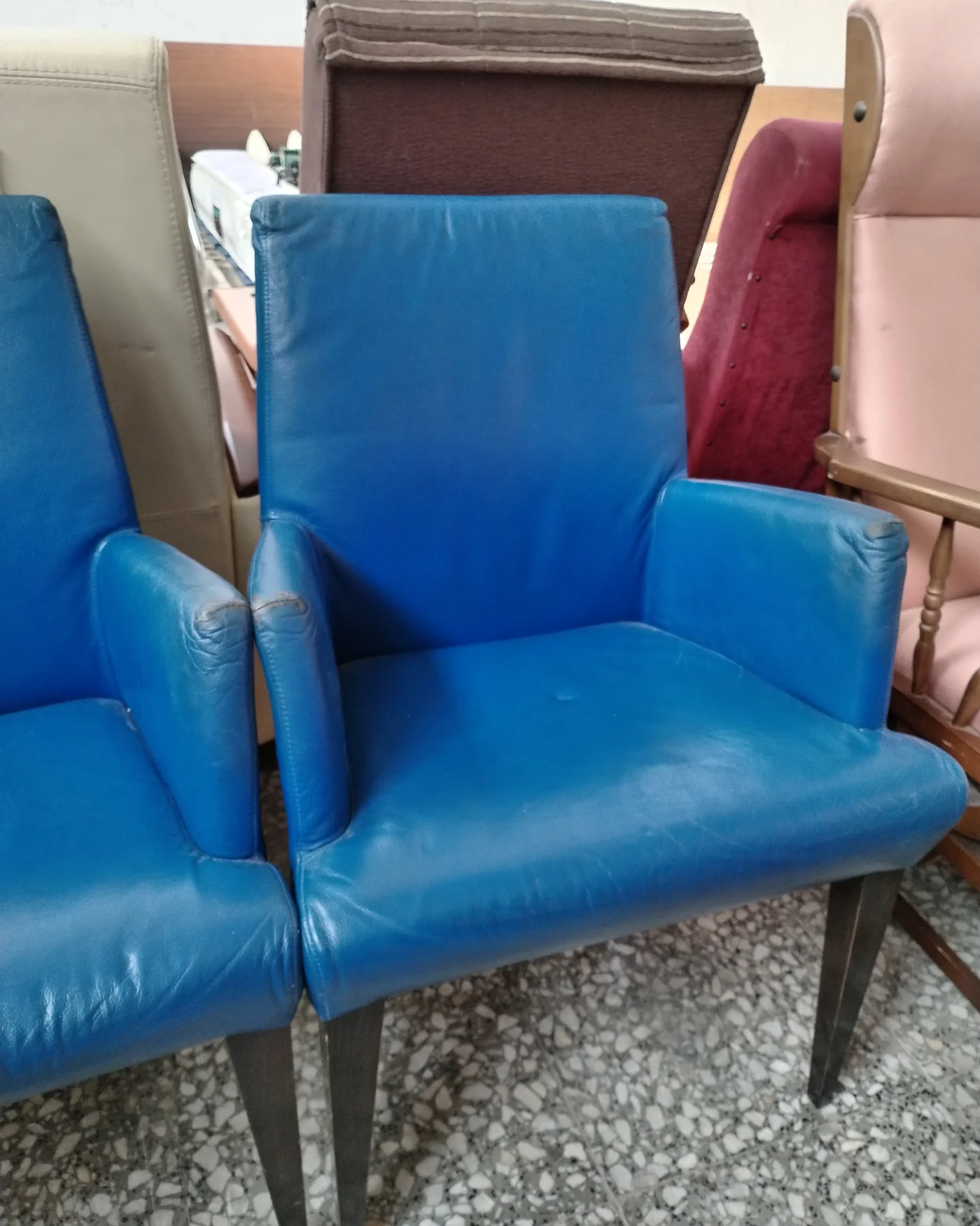 Par de butacas acolchadas en piel azul con patas de madera - imagen 3