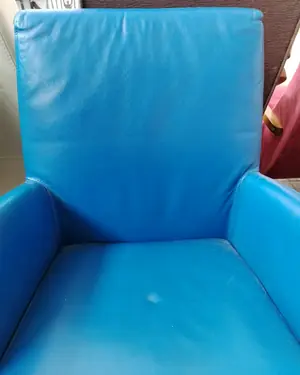 Par de butacas acolchadas en piel azul con patas de madera - miniatura 4