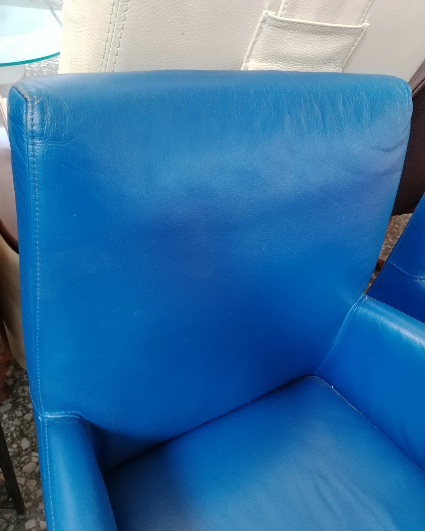 Par de butacas acolchadas en piel azul con patas de madera - imagen 5