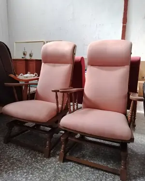 Par de mecedoras vintage tapizadas en rosa con estructura de madera - miniatura 1