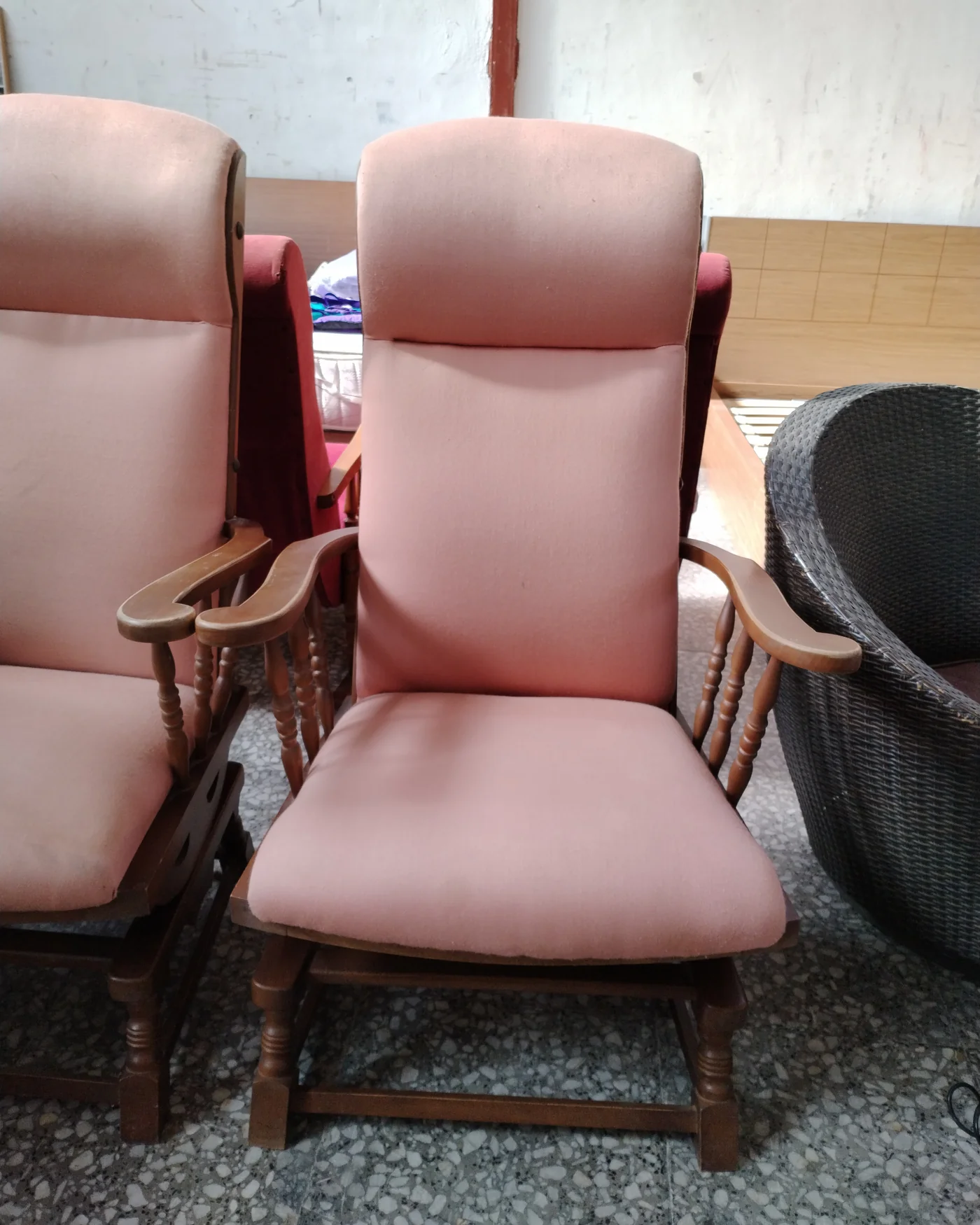 Par de mecedoras vintage tapizadas en rosa con estructura de madera - imagen 2