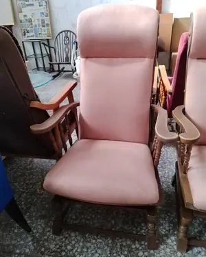 Par de mecedoras vintage tapizadas en rosa con estructura de madera - miniatura 3
