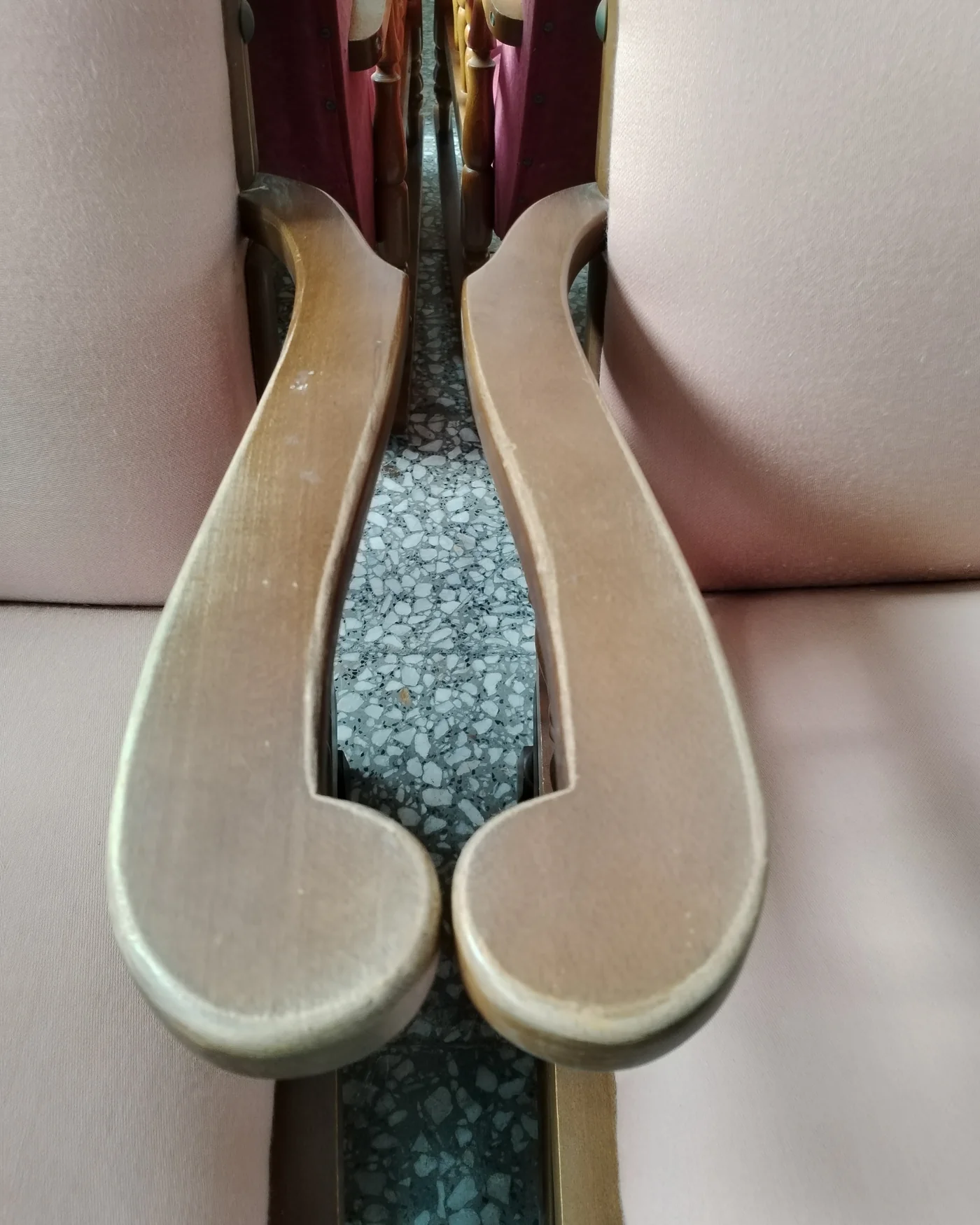 Par de mecedoras vintage tapizadas en rosa con estructura de madera - imagen 4