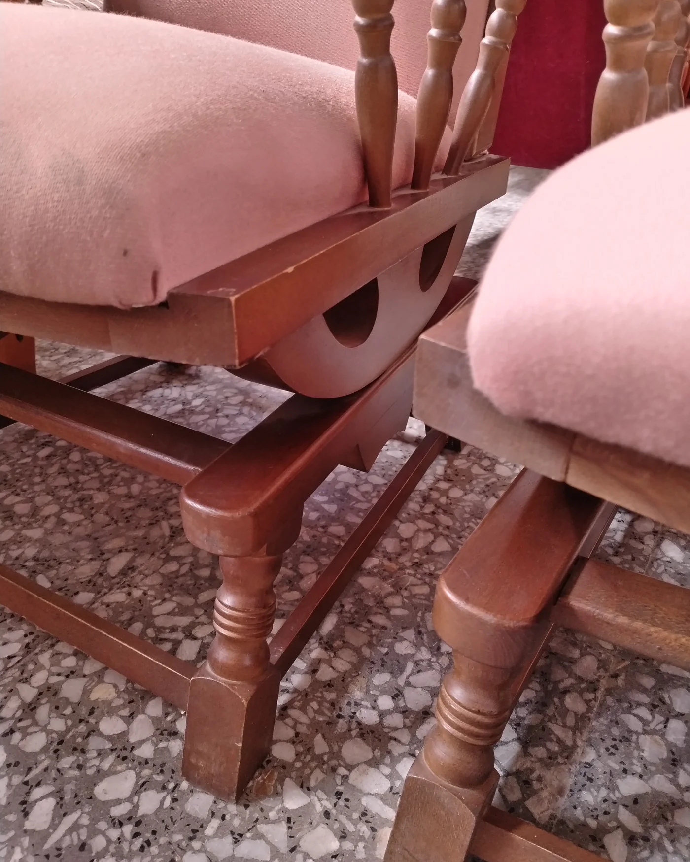 Par de mecedoras vintage tapizadas en rosa con estructura de madera - imagen 5