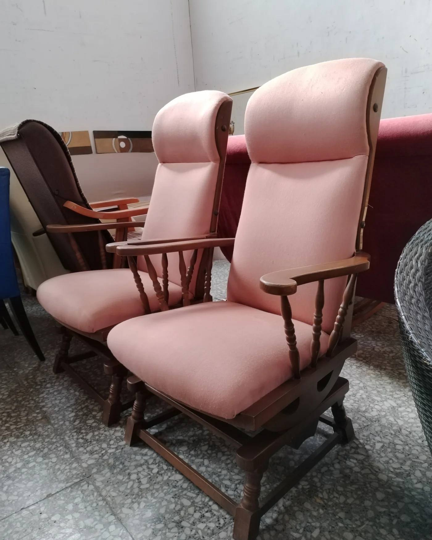 Par de mecedoras vintage tapizadas en rosa con estructura de madera - imagen 6
