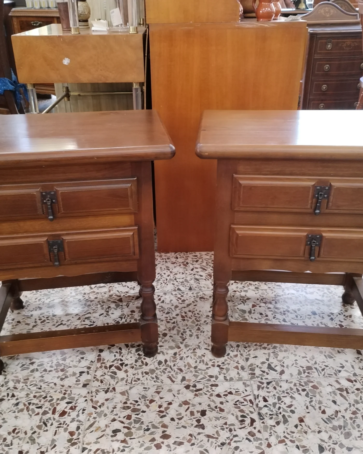 Pareja de mesitas de noche rústicas en pino - imagen 1