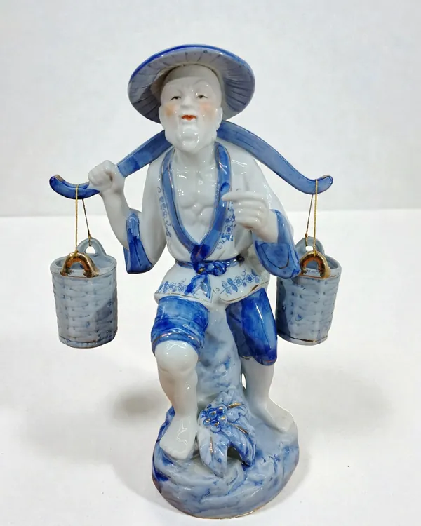 Figura de Cerámica de Pescador Chino con Cesta