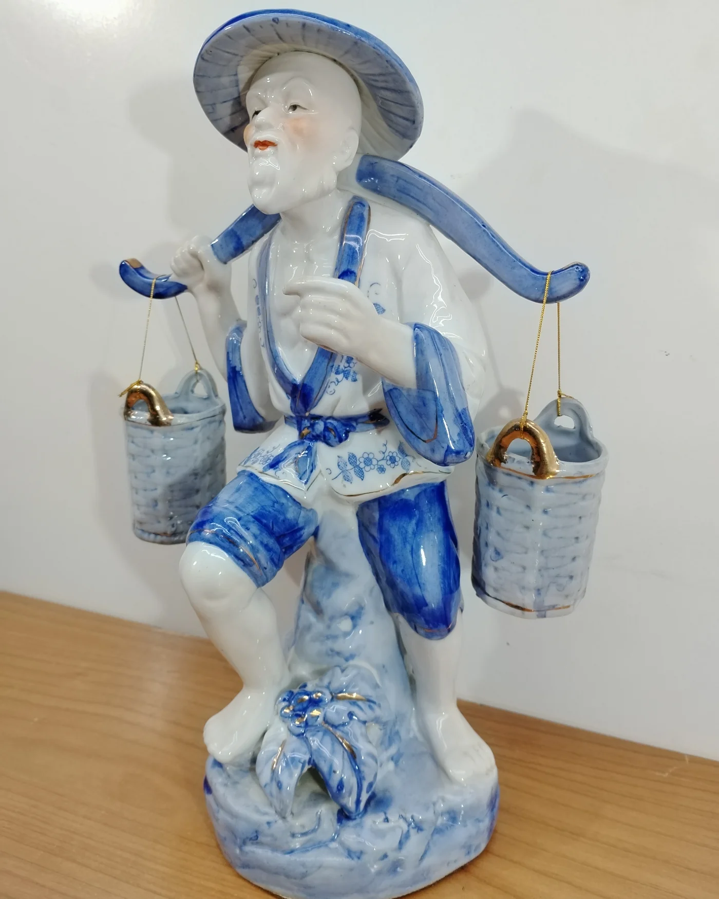 Figura de cerámica de pescador chino con cesta - imagen 2