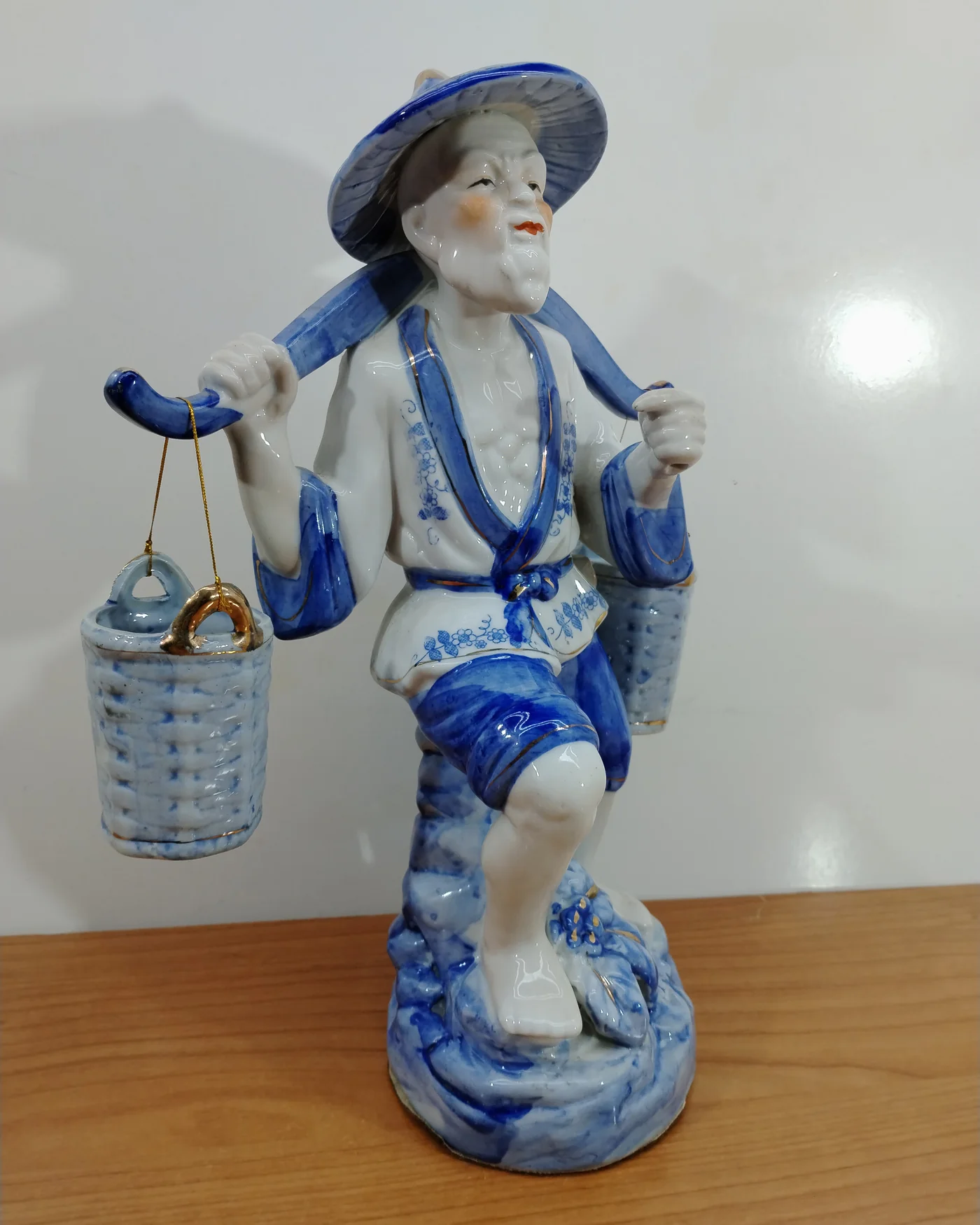 Figura de cerámica de pescador chino con cesta - imagen 3