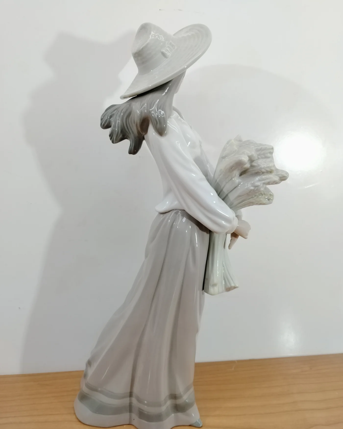 Figura de cerámica mujer espigadora - imagen 4