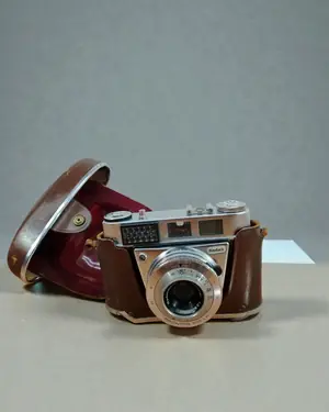 Cámara vintage Kodak Retinette IB con funda de cuero - miniatura 1
