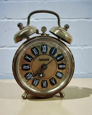 Despertador vintage blessing de latón con esfera de números romanos - miniatura 1