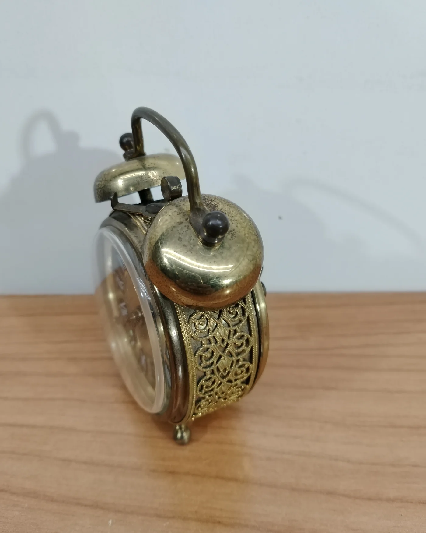 Despertador vintage blessing de latón con esfera de números romanos - imagen 3