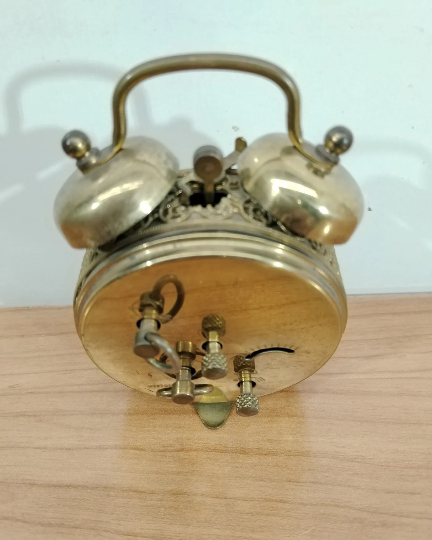 Despertador vintage blessing de latón con esfera de números romanos - imagen 4