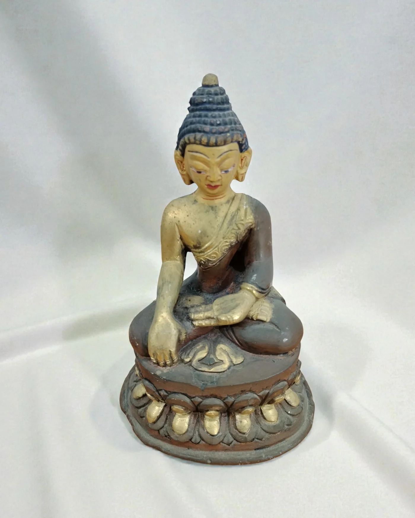 Estatua de Buda Shakyamuni en metal dorado y oscuro - imagen 1
