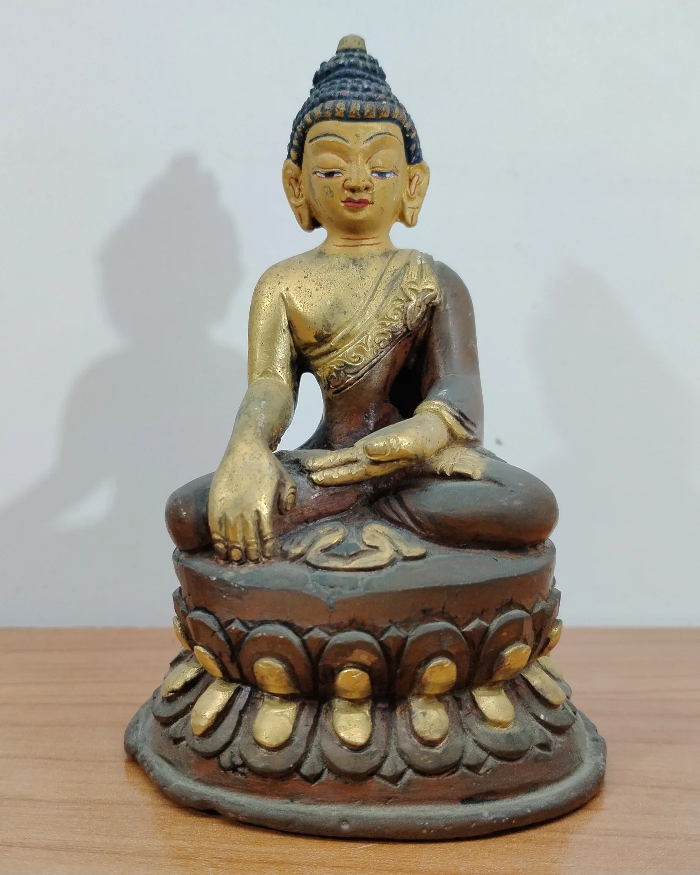Estatua de Buda Shakyamuni en metal dorado y oscuro - imagen 2