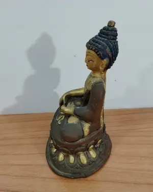 Estatua de Buda Shakyamuni en metal dorado y oscuro - miniatura 3