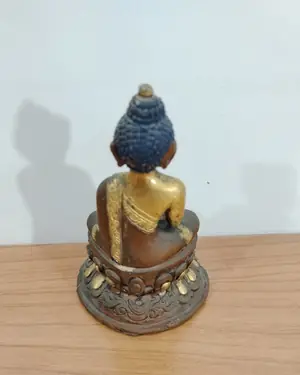 Estatua de Buda Shakyamuni en metal dorado y oscuro - miniatura 4