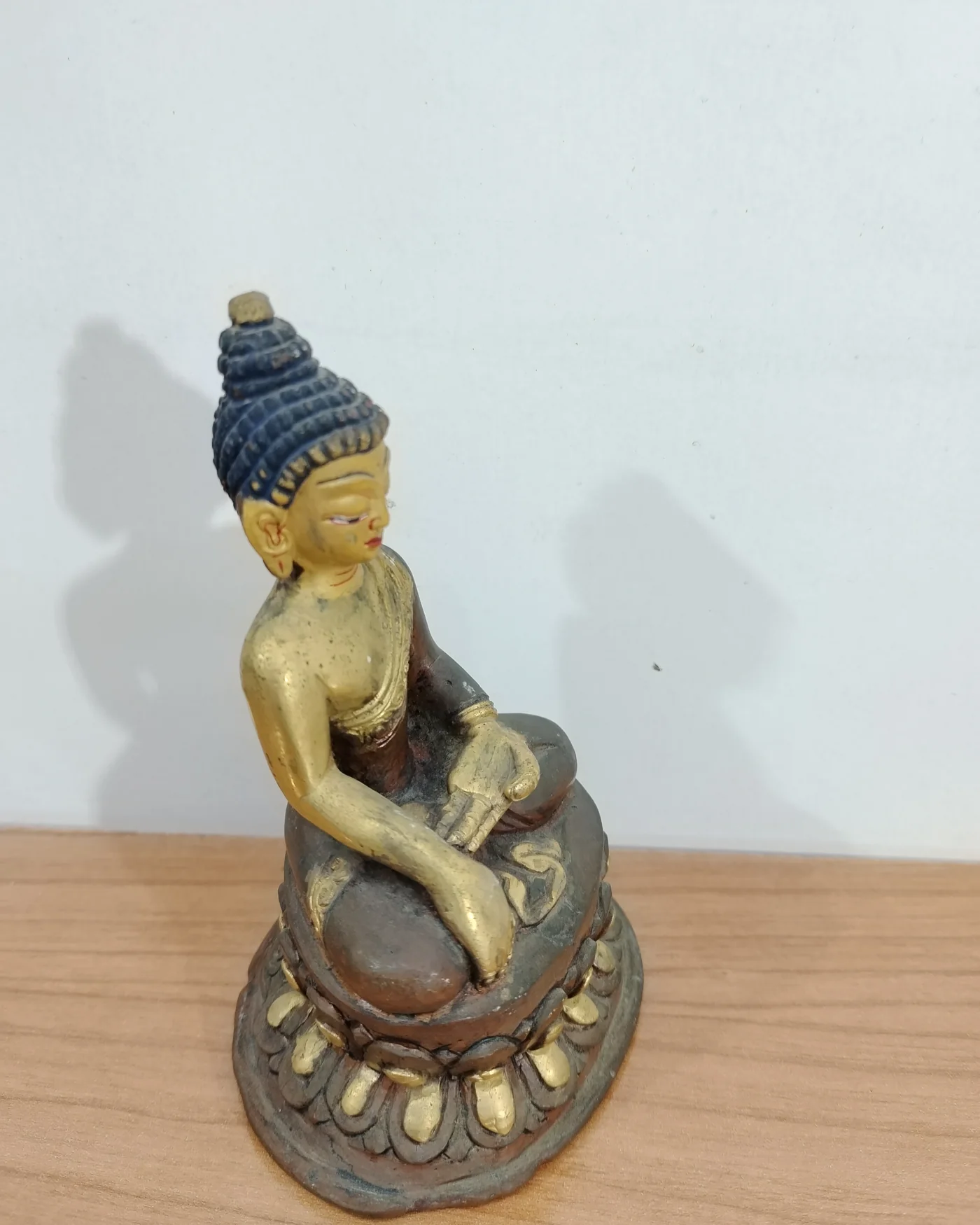 Estatua de Buda Shakyamuni en metal dorado y oscuro - imagen 5