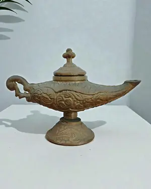 Lámpara de Aladín de bronce con detalles ornamentales - miniatura 1