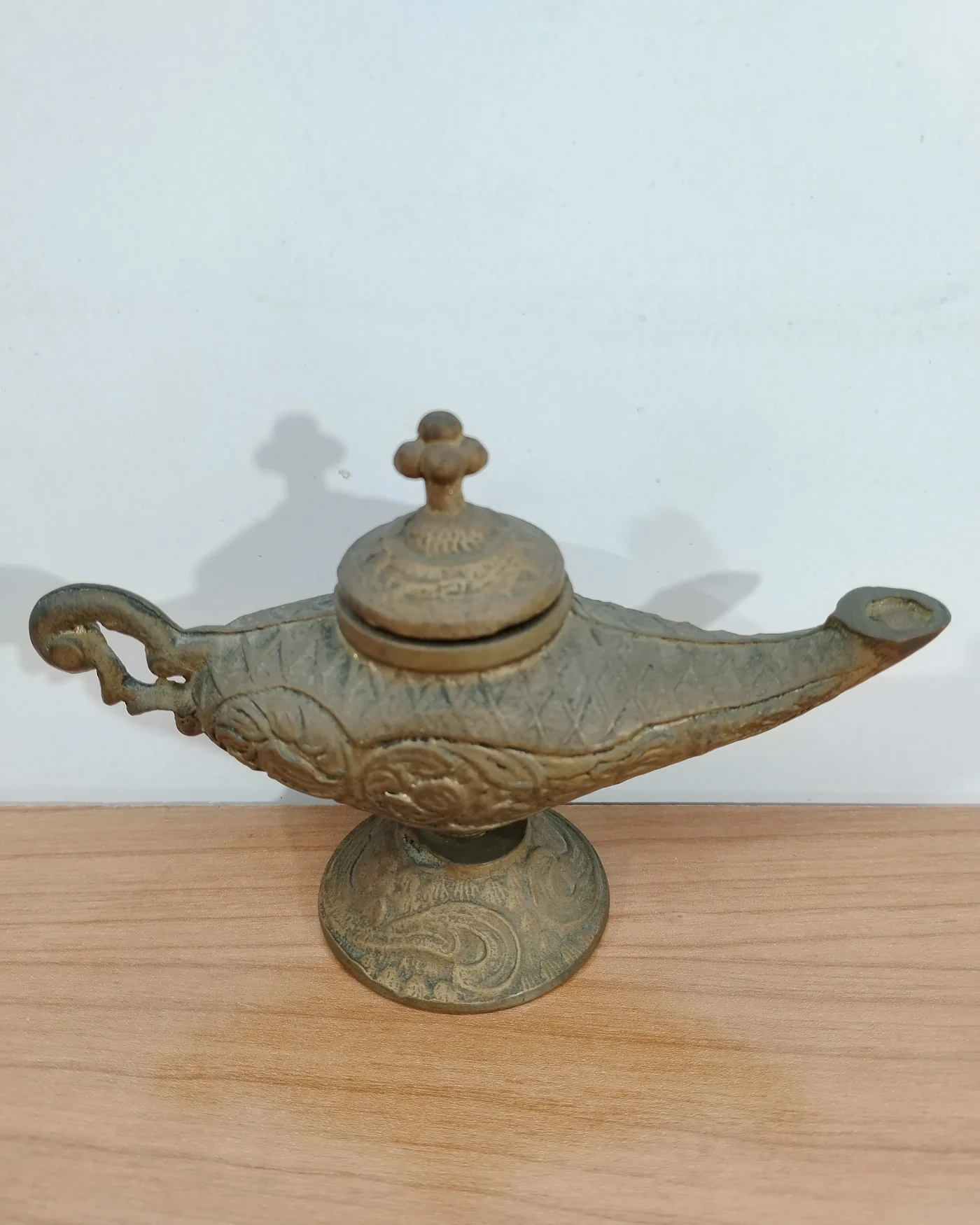 Lámpara de Aladín de bronce con detalles ornamentales - imagen 2