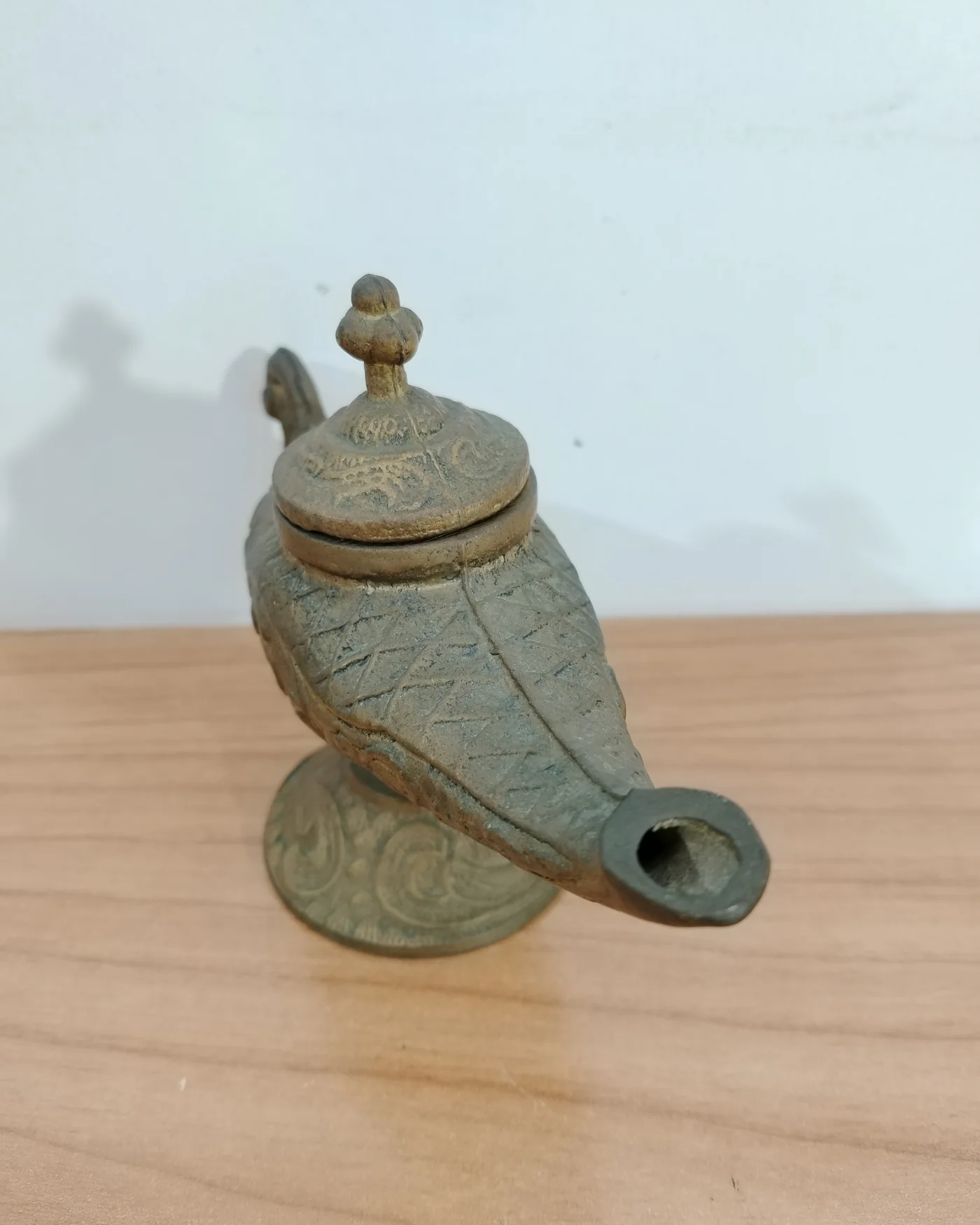 Lámpara de Aladín de bronce con detalles ornamentales - imagen 3