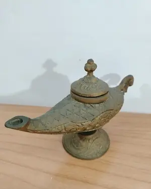 Lámpara de Aladín de bronce con detalles ornamentales - miniatura 4