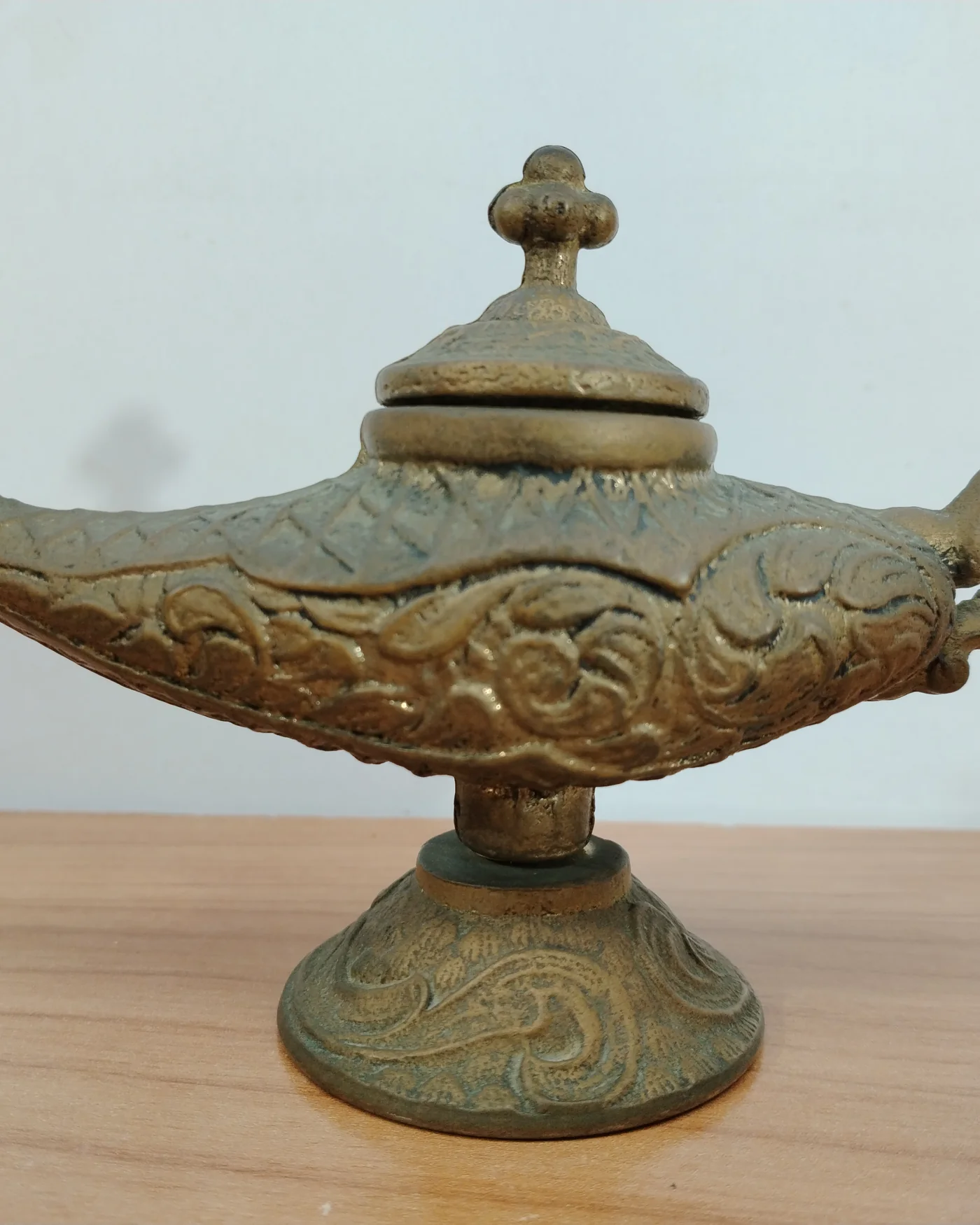 Lámpara de Aladín de bronce con detalles ornamentales - imagen 5