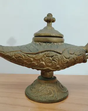 Lámpara de Aladín de bronce con detalles ornamentales - miniatura 5