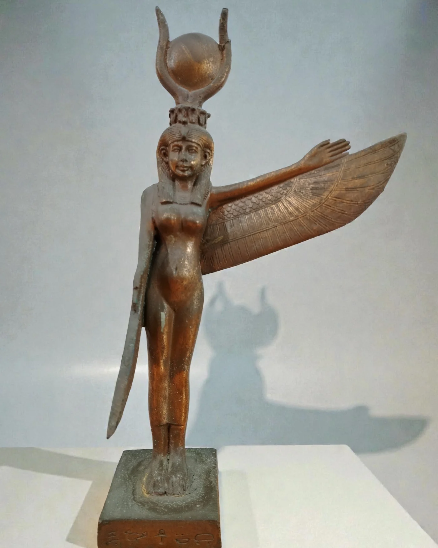 Representación de diosa egipcia Isis - imagen 1