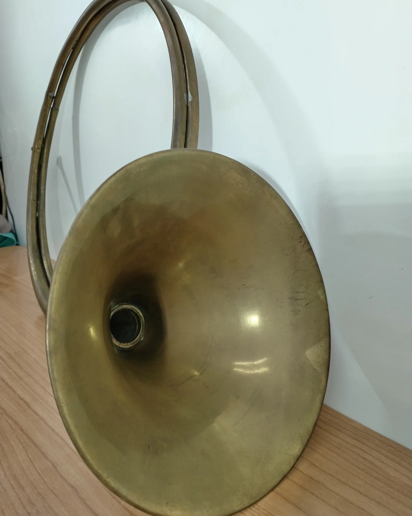 Cuerno de caza antiguo de latón - imagen 4