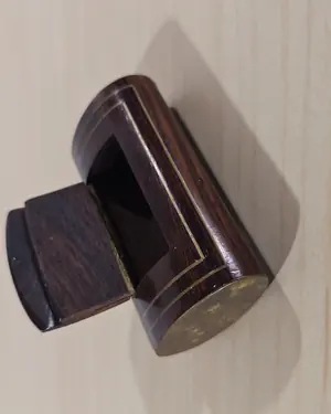 Caja de tabaco vintage de madera y latón - miniatura 1