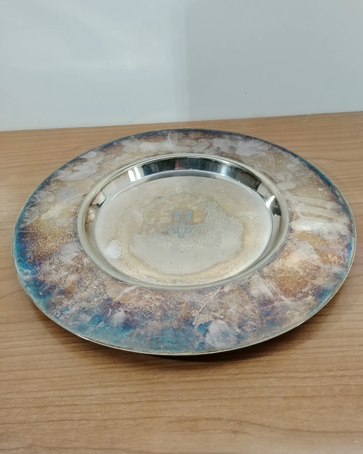 Plato de acero inoxidable con escudo grabado - imagen 3
