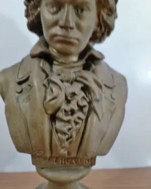 Busto de Beethoven en escayola - miniatura 2