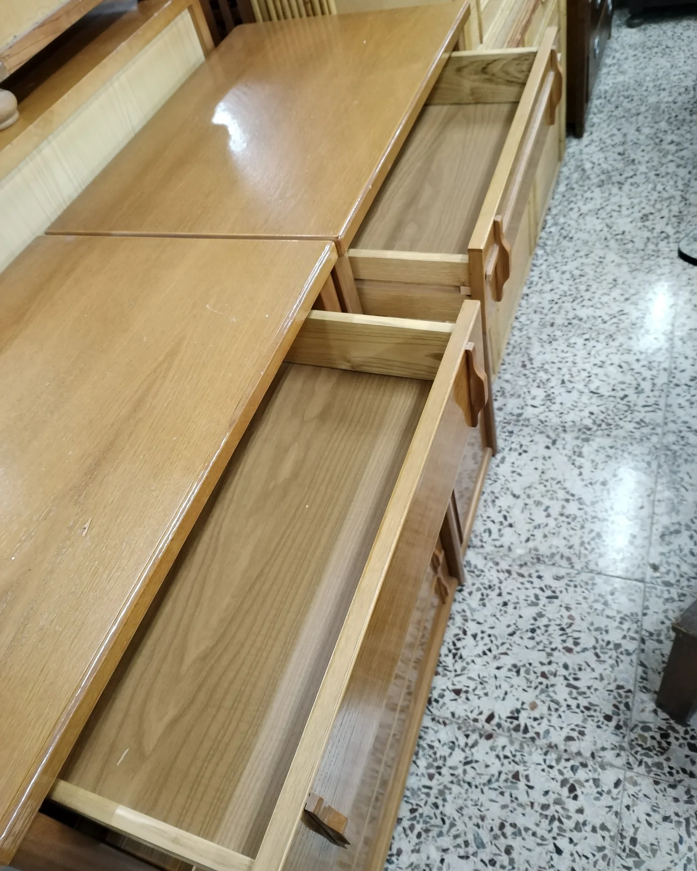 Cómoda y mesitas auxiliares en pino - imagen 6