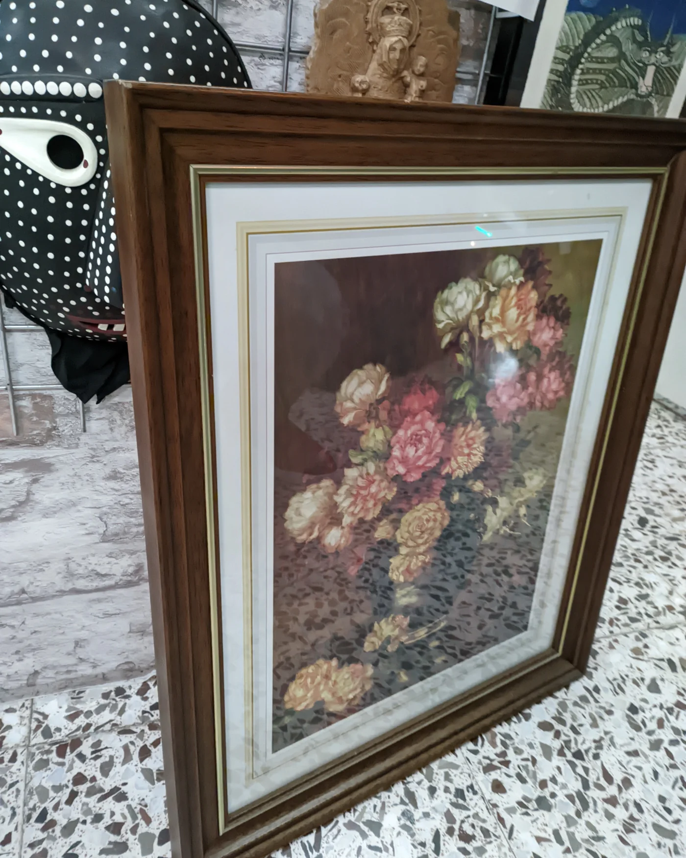 Cuadro de flores con marco de madera y detalles dorados - imagen 3